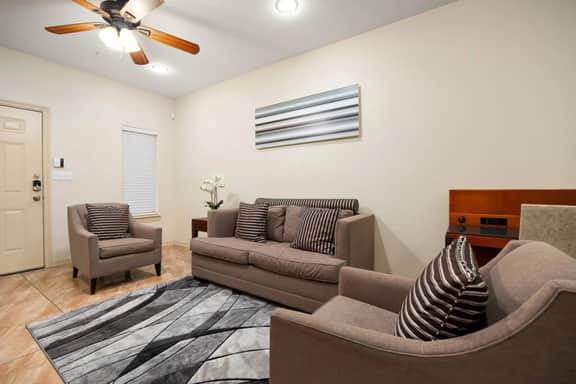Cozy Stay 2.0 |Top Shopping Destinations & Dining! | 2 bed + Sofa-bed | 2.5 bath | Safe Free Parking