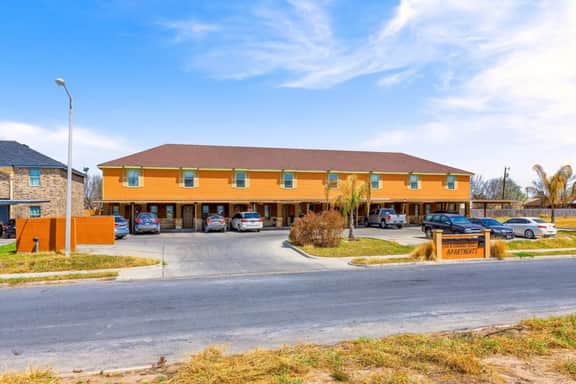 Cozy Stay 2.0 |Top Shopping Destinations & Dining! | 2 bed + Sofa-bed | 2.5 bath | Safe Free Parking