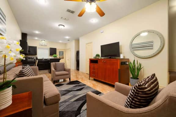 Cozy Stay 2.0 |Top Shopping Destinations & Dining! | 2 bed + Sofa-bed | 2.5 bath | Safe Free Parking