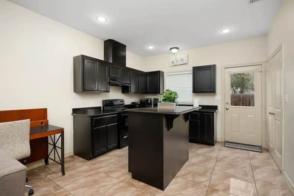 Hummingbird Apt 3 | Stylish Retreat Minutes from Popular Shopping Spots | Wifi | 2Bed + Sofa-bed | 2.5 Bath and Patio